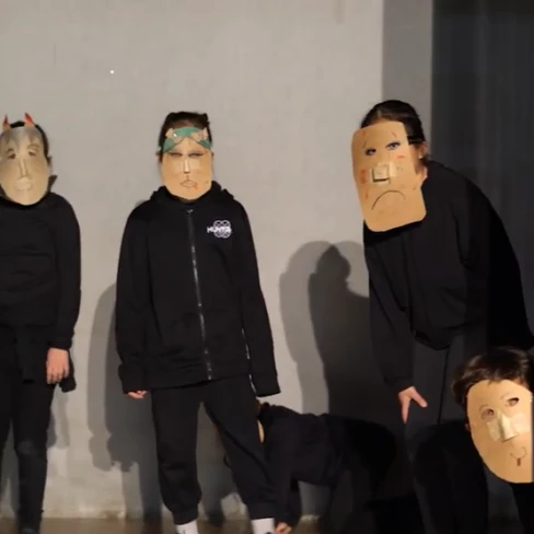 Vídeo sobre el projecte Arlequí amb màscara a l'Escola Ramon Llull