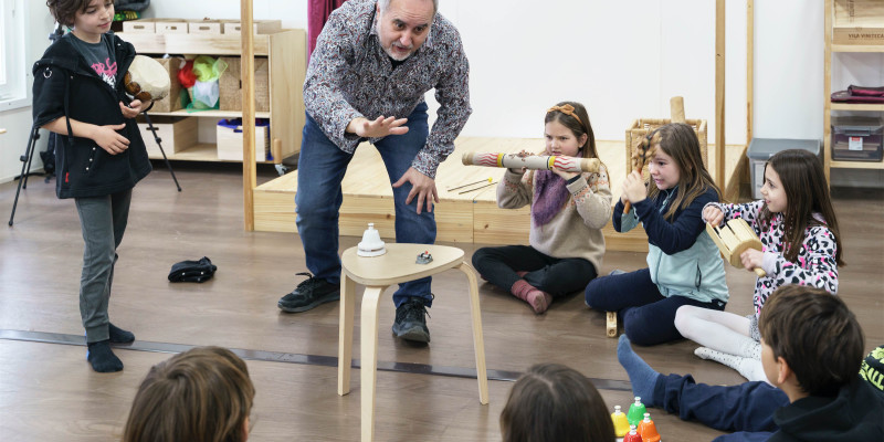 Infants experimentant amb processos de composició musical a l'aula