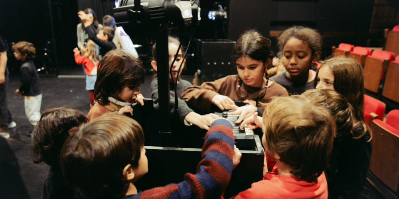 Caixa amb materials teatrals per treballar a l'aula de primària