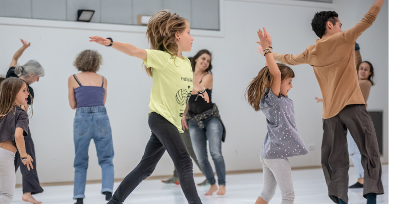 Espectacle-taller que relaciona la gramàtica amb el moviment corporal