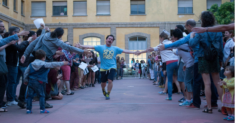 Solo de dansa contemporània sobre el concepte de felicitat