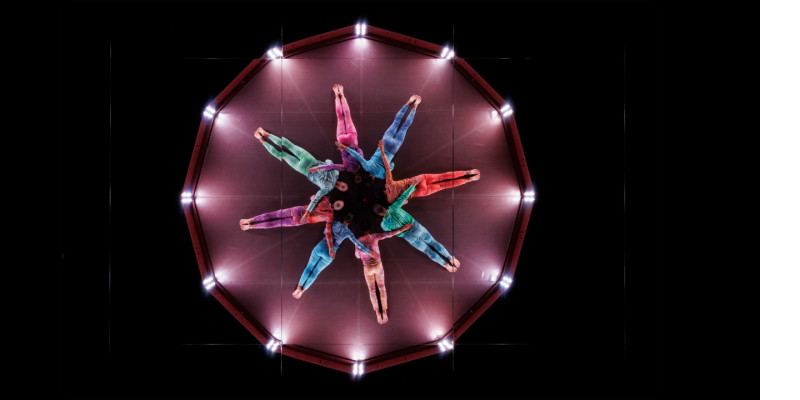 Vuit ballarins en un dispositiu coreogràfic en moviment continu