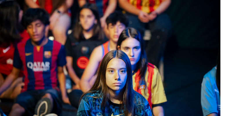 Artistes treballant amb alumnat durant una residència escolar