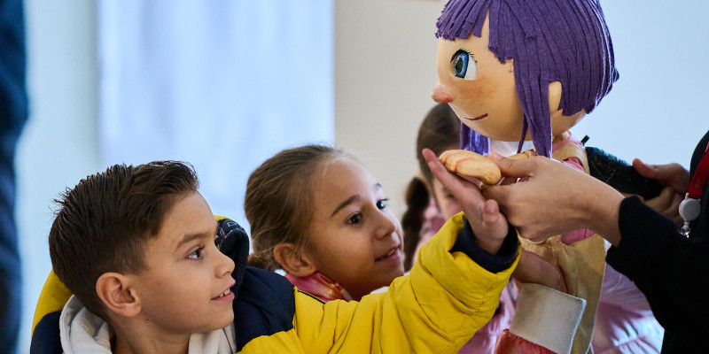 Infants en una visita guiada teatralitzada al TNC