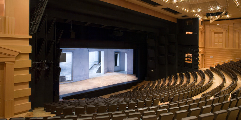 Estudiants de secundària en una visita guiada al teatre