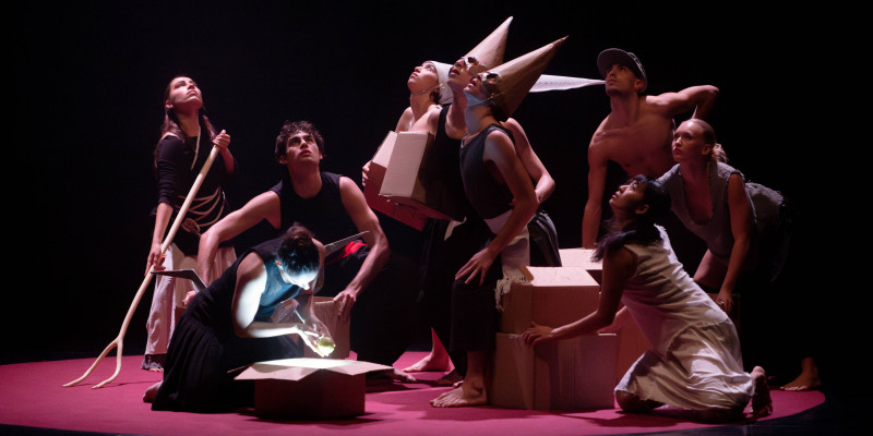 Joves ballarins de la companyia IT Dansa sobre l'escenari