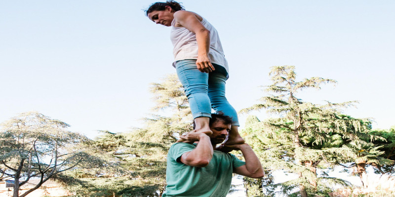 Espectacle de carrer amb acrobàcies i equilibris de la cia. eia